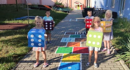 Nové malby plzeňské školky vyzývají k hraní a reakcím