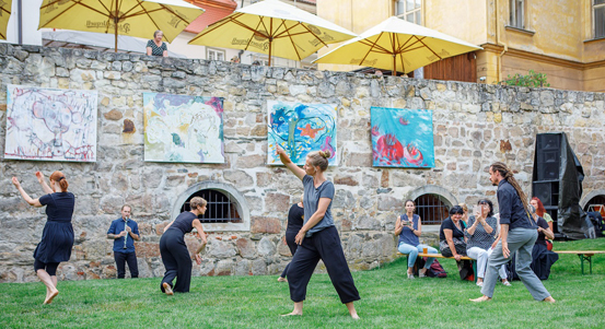 Zdi Proluky a Náplavky zdobí velkoformátová plátna. Je tady Barva na ulici