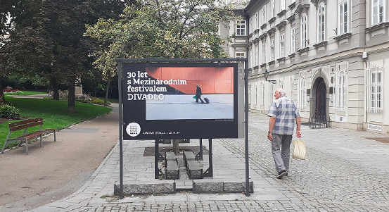 Blíží se Festival Divadlo. Jeho třicetiletou historii připomíná výstava ve Smetanových sadech