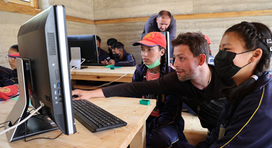 Na počítačích z Plzně už se učí žáci v Malém Tibetu