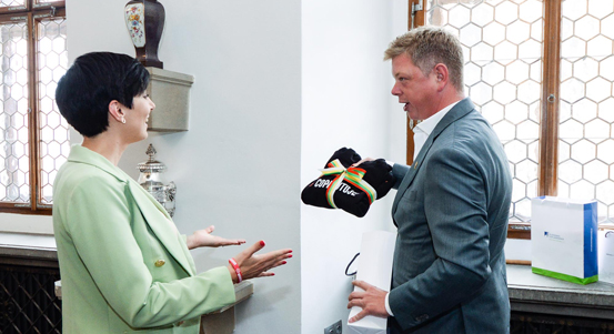 Primátor Pavel Šindelář přijal na radnici předsedkyni Poslanecké sněmovny a TOP 09 Markétu Pekarovou Adamovou, dárkem odlehčil téma návštěvy