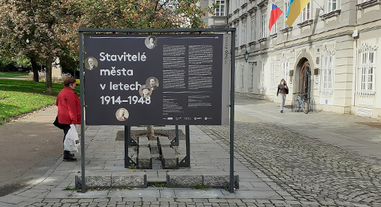 Výstava ve Smetanových sadech představuje stavitele města v letech 1914–1948