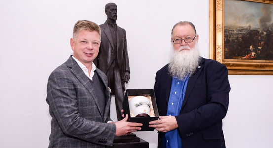 Dar z návštěvy Tchaj-wanu věnoval senátor Aschenbrenner končícímu primátorovi Šindelářovi