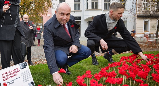 Plzeň uctila válečné veterány, květy vlčího máku připomínají jejich hrdinství