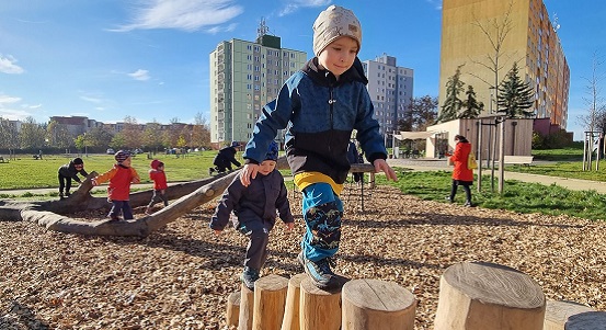 Ve vnitrobloku Krašovská vzniklo nové přírodní hřiště pro děti