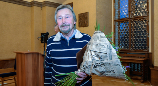 V maminčiných růžových bombarďákách. To je kniha Josefa Kejhy