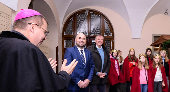 Ulice Plzně patří skupinkám tří králů, koledníky pozdravil primátor Roman Zarzycký