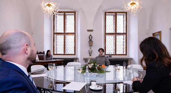 Primátor ocenil mladíka, který pohotově zasáhl při nehodě autobusu. To je hustý, reagoval Matyáš Diba na křišťálovou plaketu