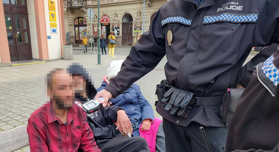 Strážníci od loňského května odhalili více než šest stovek případů porušujících protialkoholovou vyhlášku
