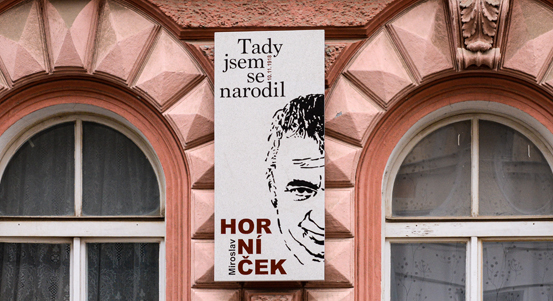 Památku Miroslava Horníčka připomíná pamětní deska na jeho rodném domě