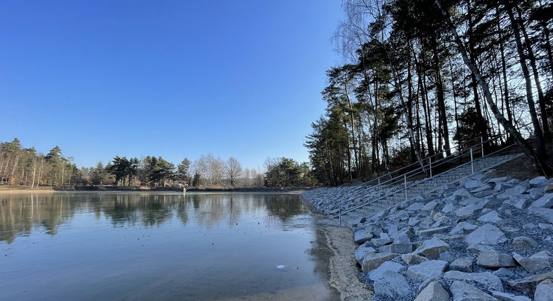 Zpevnění břehu Šídlovského rybníka je hotovo, městští rybníkáři ho již napouštějí