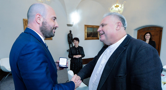 Kulaté narozeniny oslavil ředitel divadla Martin Otava. Na radnici si vyslechl blahopřání i poděkování