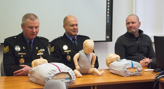 Plzeňští strážníci mají nové resuscitační figuríny. Pomohou při záchraně dětí i dospělých