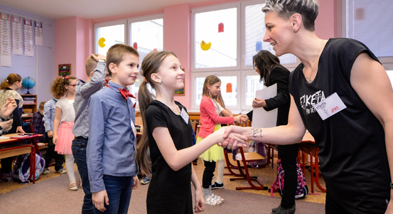 Plzeň poskytne téměř milion korun na výuku etikety ve školním roce 2023/2024