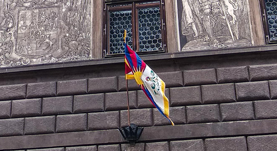 Na plzeňské radnici vlaje tibetská vlajka