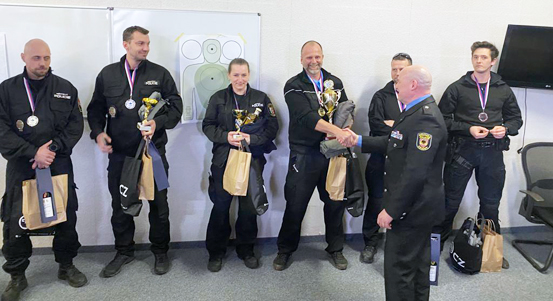 Plzeňští strážníci přivezli ze střelecké soutěže vítězný pohár