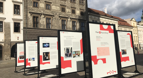 Výstava připomíná třicetileté partnerství mezi Plzní a Regensburgem