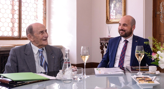 U příležitosti Dne učitelů přivítal primátor na radnici pedagoga a skauta Jana Kacerovského