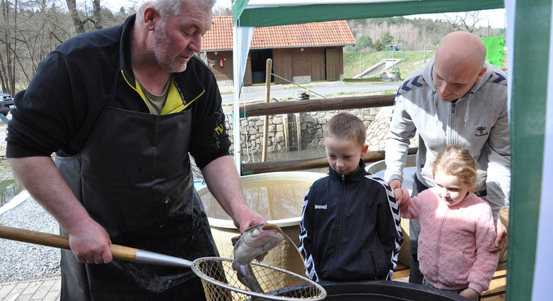 Letošní velikonoční prodej ryb na městských sádkách v Plzni posvětí farář. Městští rybáři tím zahájí sezonní prodej ryb