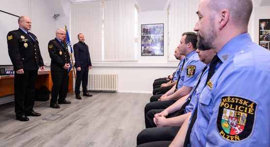 Strážníci a zaměstnanci městské policie obdrželi ocenění za dlouholetou službu pro město