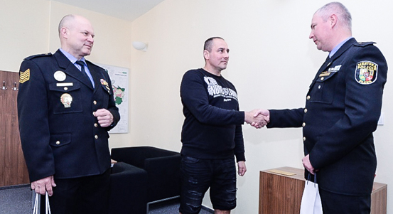 Vedení Městské policie Plzeň ocenilo řidiče taxislužby za pomoc městské policistce