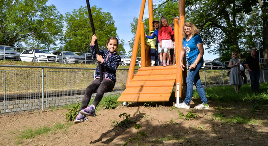 U Boleváku je nové dětské hřiště. Dominantou jsou přírodní herní prvky