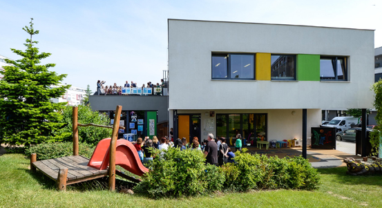 Školka v Černicích má novou zelenou střechu