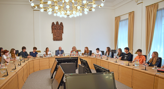 Zástupci města se sešli s mladými poslanci