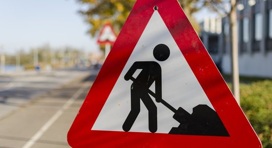 V Nerudově ulici má vozovka nevyhovující povrch, město proto začne s jeho opravou