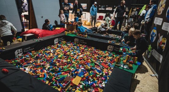 Herní expozice s lego kostkami a unikátní interaktivní UV projekcí se přes léto zabydlí v plzeňském depu