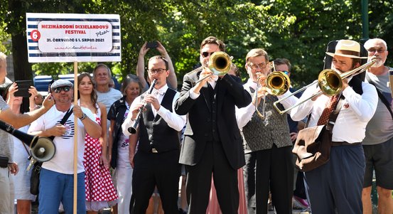 Plzní opět projdou muzikanti v dixielandovém rytmu
