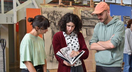 ArtCamp zakončila vernisáž. Letní školy se letos účastnil rekordní počet umělců