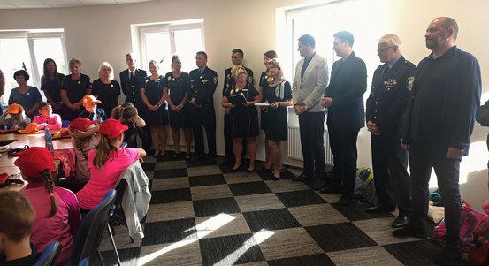 Děti si hrají se strážníky a hasiči. Městská policie opět pořádá příměstský tábor