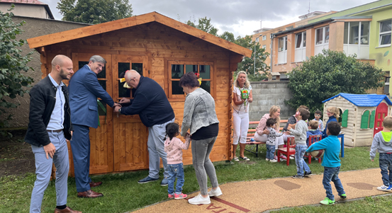 Děti z dětského centra dostaly zahradní domek