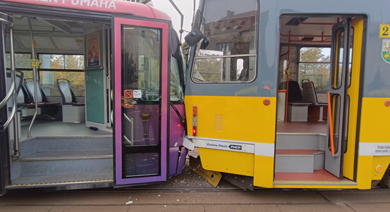 Srážka tramvají na Karlovarské si vyžádala několik desítek zraněných a omezení dopravy