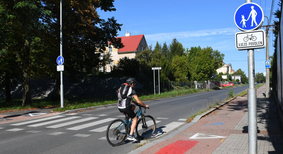 U Boleváku vzniklo první duální řešení pro cyklisty. Umožní bezpečnější pohyb chodců i rychlejší pohyb cyklistů