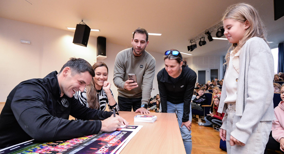 Fotbalista Milan Havel navštívil školáky. Poděkoval jim za účast v projektu Viktorka do škol