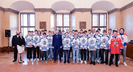 Mladé hokejbalisty přijal na radnici radní Tomáš Morávek