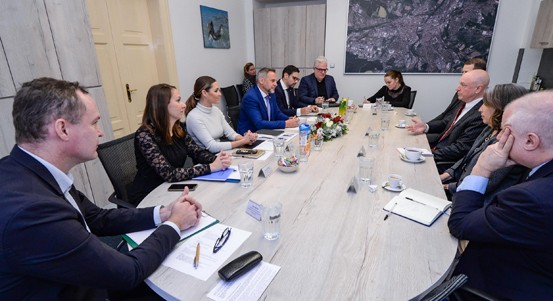 Vedení Plzně jednalo na radnici s americkou ambasádou. Tématem byla budoucí spolupráce