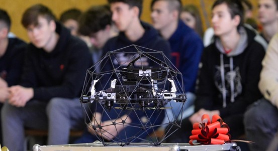 Město Plzeň pro podporu odborného vzdělávání předalo střední škole čtyři drony