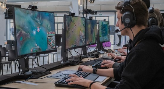 Esportový turnaj v TechToweru přilákal tři stovky mladých lidí