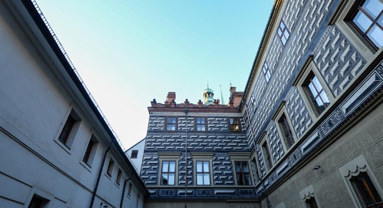 Sgrafitová výzdoba i okna velkého vnitřního dvora plzeňské radnice jsou obnoveny, restaurátoři využili původní historické technologie