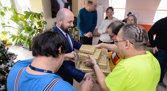 Představitelé města rozvezli vánoční dary a pozdravy do 24 sociálních zařízení