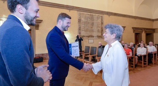 Vedení města Plzně ocenilo seniory z mikulášského plaveckého přeboru