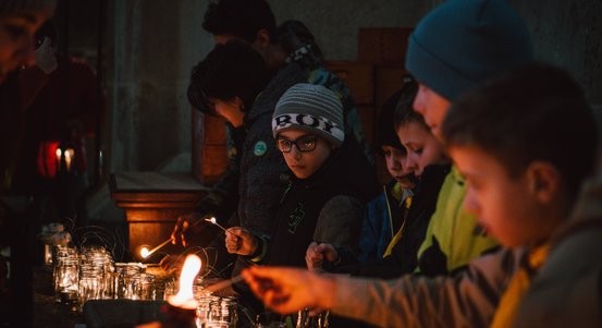 Betlémské světlo putuje do Plzně. Skauti jej přivezou v sobotu 23. prosince