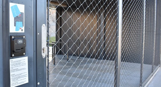 Cyklisté mohou na hlavním nádraží v Plzni odstavit kolo či koloběžku v uzamčeném krytém parkovišti. Ke vstupu potřebují kartu