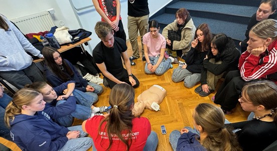Masáž srdce i zástavu krvácení si vyzkoušeli žáci 25. základní školy