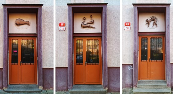 Odcizená domovní znamení jsou zpět, původní tepaný plech nahradil 3D tisk