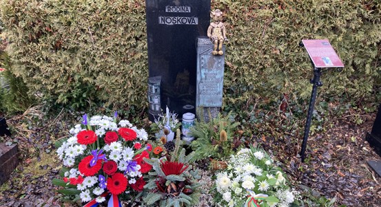 Květiny připomínají, že před padesáti lety zemřel loutkář Gustav Nosek – ‚tatínek‘ Hurvínka