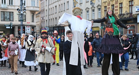 Masopust, Masopust, jen mě holka neopusť. Stovky lidí vyprovodily Bakuse